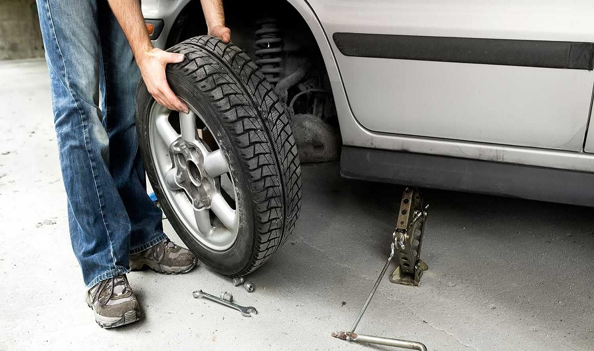 What Should You Do When Your Car Tire Gets a Puncture on a Highway?
